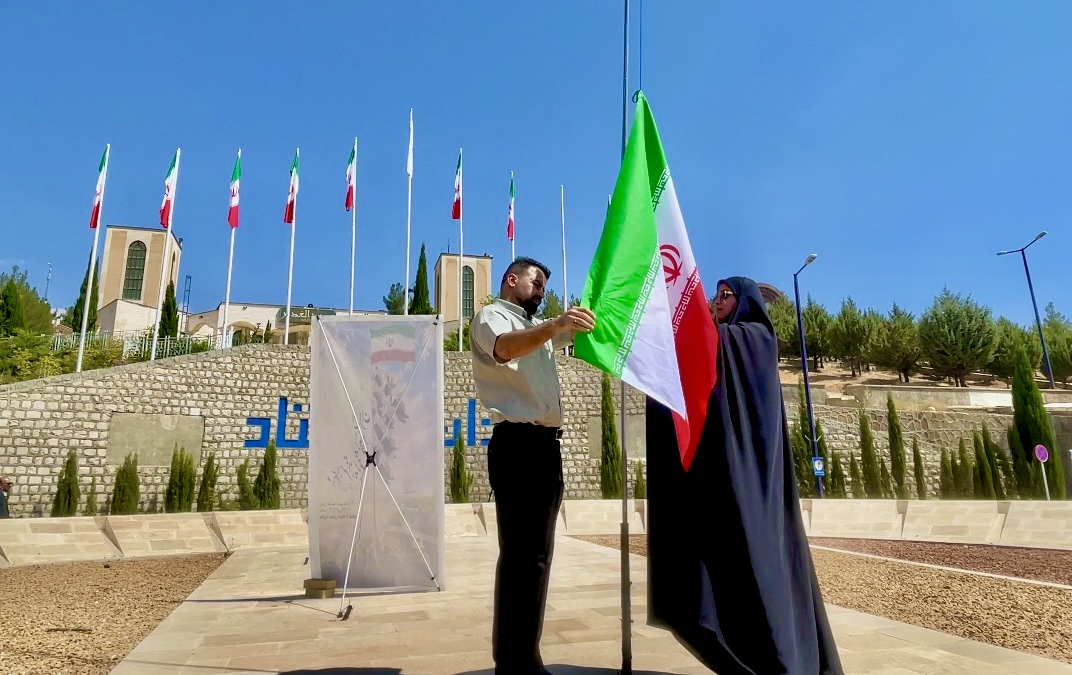 از نسل پیشکسوت تا نسل آینده‌ساز؛ روایتی از آیین اهتزاز پرچم مقدس جمهوری اسلامی ایران در دانشگاه یاسوج +( تصاویر)